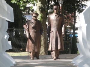 Statues monumentales en bronze de Churchill et De Gaulle Statues monumentales en bronze de Churchill et De Gaulle